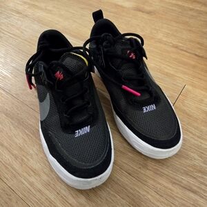 Nike sneaker size 22.5 (youth)